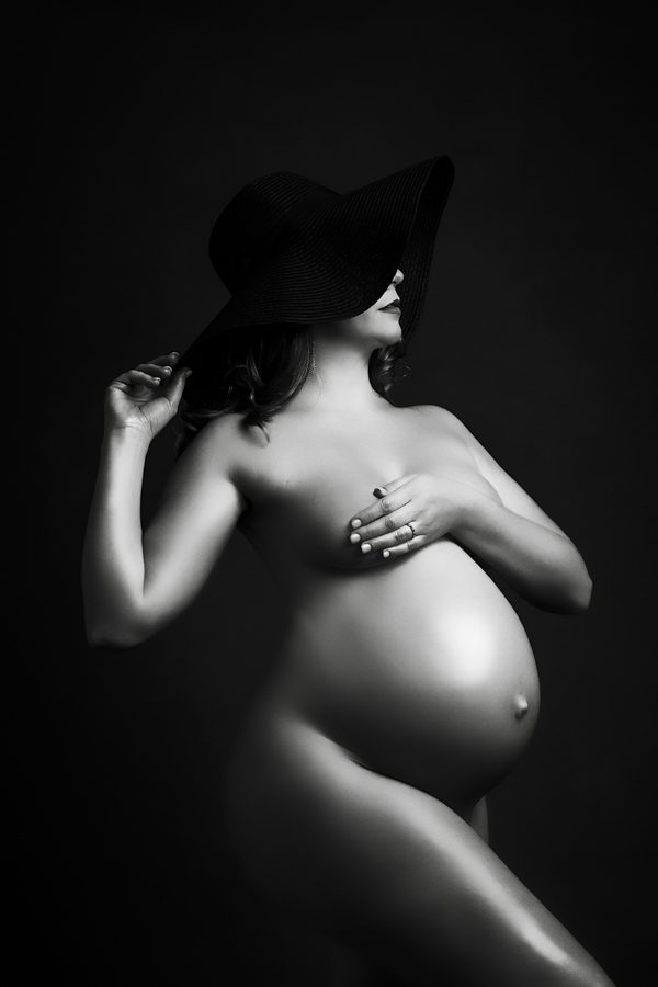 nude black and white maternity photo